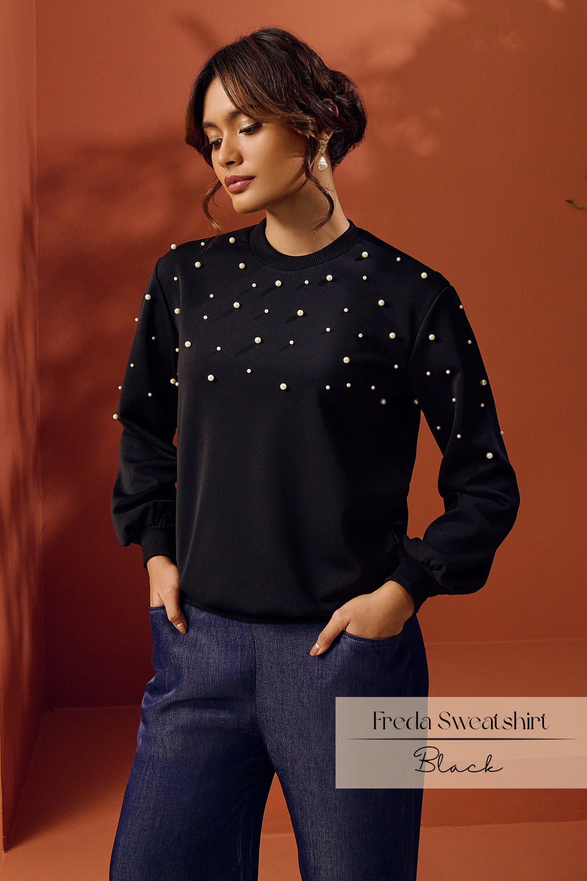 Freda Pearl Sweatshirt | Black